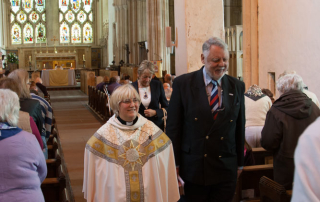 Terry Waite speaks at an Abbey Service